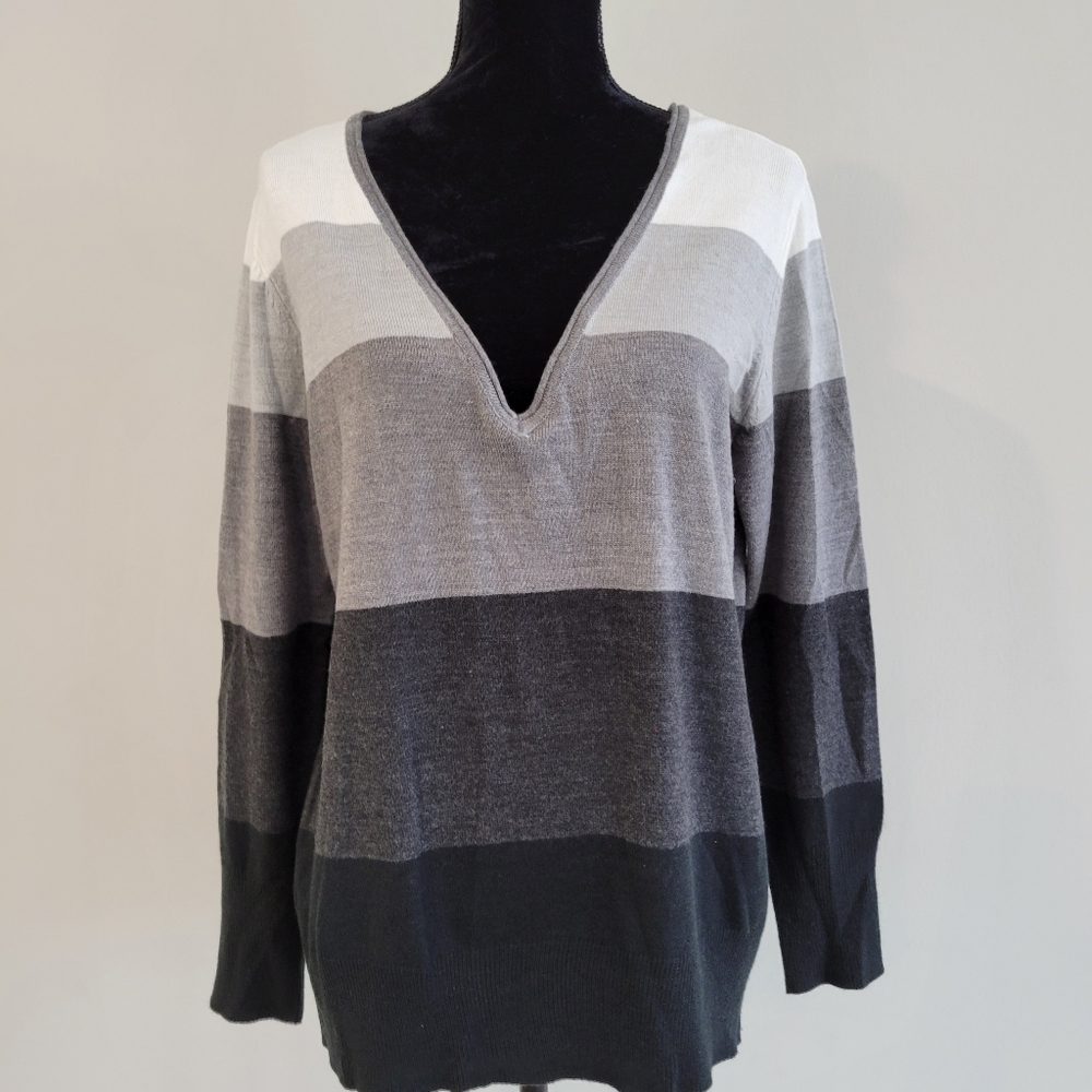 New York & Company Long Sleeved  V Neck Sweater Gray Striped XL